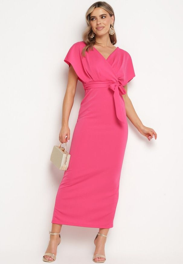 Born2be - Fuksjowa Wieczorowa Sukienka z Kopertowym Dekoltem i Rozcięciem z Materiałowym Paskiem Vorni. Okazja: na co dzień. Kolor: różowy. Materiał: materiał. Typ sukienki: kopertowe. Styl: wizytowy