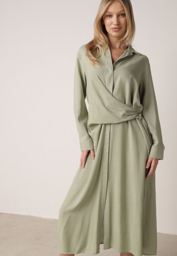 Born2be - Zielona Wiskozowa Sukienka Koszulowa z Marszczeniem i Guzikiem w Talii Lennatha. Okazja: na co dzień. Kolor: zielony. Materiał: wiskoza. Typ sukienki: koszulowe. Styl: casual, elegancki, klasyczny