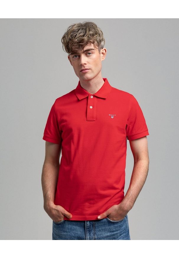 GANT - Czerwony t-shirt polo z bawełnianej piki. Typ kołnierza: polo. Kolor: czerwony. Materiał: bawełna. Wzór: aplikacja. Styl: klasyczny
