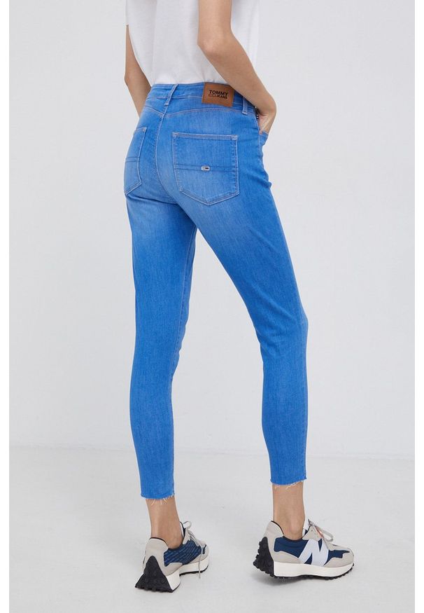 Tommy Jeans - Jeansy Sylvia. Kolor: niebieski