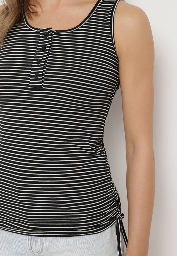 Born2be - Czarny Bawełniany Top w Paski z Guzikami przy Dekolcie i Troczkiem po Bokach Lasaila. Kolor: czarny. Materiał: bawełna. Wzór: paski. Sezon: lato