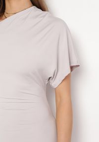 Born2be - Jasnoszara Asymetryczna Sukienka Midi o Dopasowanym Fasonie Tivalle. Kolor: szary. Typ sukienki: asymetryczne. Długość: midi #2