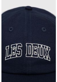 Les Deux czapka z daszkiem bawełniana kolor granatowy z aplikacją. Kolor: niebieski. Materiał: bawełna. Wzór: aplikacja #2