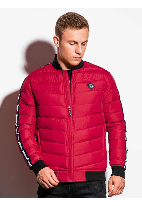 Czerwona kurtka Ombre Clothing na wiosnę