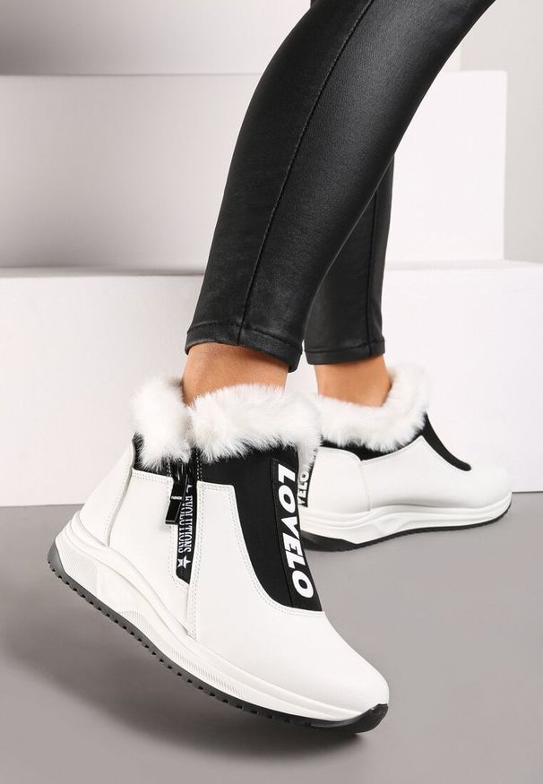 Born2be - Białe Płaskie Sneakersy z Napisami i Futerkiem Riantha. Okazja: na spotkanie biznesowe, do pracy, na spacer. Kolor: biały. Materiał: futro. Wzór: napisy. Sezon: jesień, zima. Obcas: na obcasie. Wysokość obcasa: niski. Sport: turystyka piesza