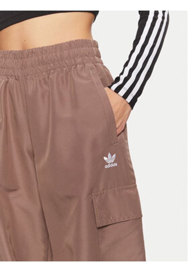Adidas - adidas Spodnie dresowe adicolor 3-Stripes JC8138 Beżowy Loose Fit. Kolor: beżowy. Materiał: syntetyk