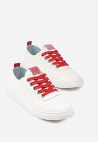 Born2be - Biało-Czerwone Tenisówki z Ażurową Cholewką i Cyrkoniami Liricela. Okazja: na co dzień. Kolor: biały, czerwony. Materiał: jeans. Szerokość cholewki: normalna. Wzór: ażurowy. Styl: klasyczny, casual #4