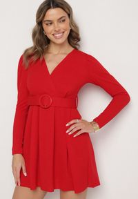 Born2be - Czerwona Sukienka Rozkloszowana z Ozdobnym Paskiem Evilevi. Okazja: na spotkanie biznesowe. Typ kołnierza: dekolt w kształcie V. Kolor: czerwony. Długość rękawa: długi rękaw. Styl: klasyczny, biznesowy #1