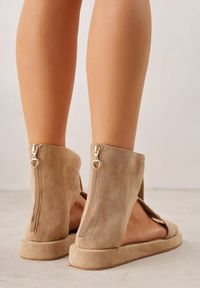 Renee - Ciemnobeżowe Sandały Typu Botki Ozdobione Metaliczną Klamrą z Przodu Adrasaia. Zapięcie: klamry. Kolor: beżowy. Wzór: aplikacja. Sezon: lato #4