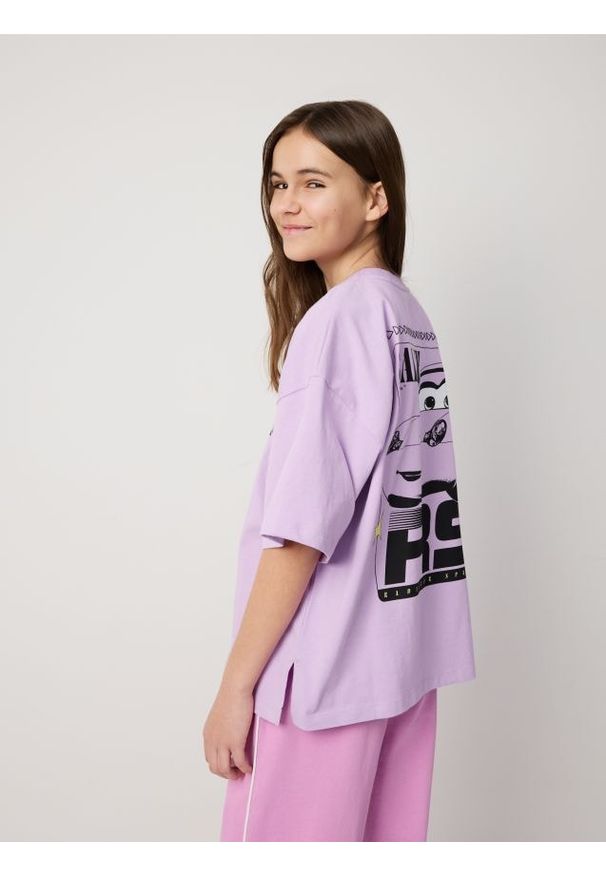 Reserved - T-shirt z nadrukiem Auta - fioletowy. Kolor: fioletowy. Materiał: bawełna. Wzór: nadruk