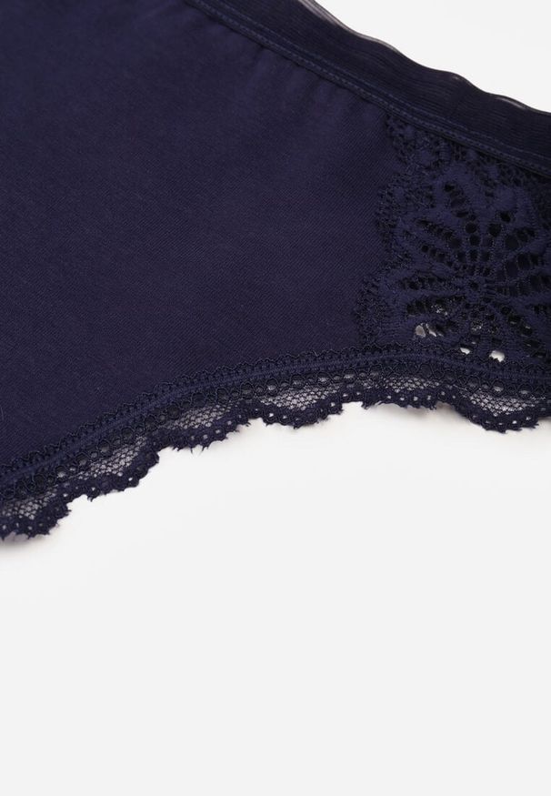 Renee - Granatowe Majtki Stringi Ozdobione Koronką z Bawełną Meniliphis. Kolor: niebieski. Materiał: koronka, bawełna. Wzór: koronka, aplikacja