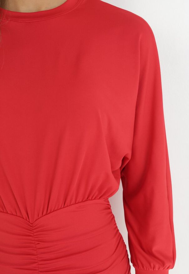 Born2be - Czerwona Sukienka Sihn. Okazja: na co dzień. Kolor: czerwony. Materiał: wiskoza. Typ sukienki: dopasowane, proste. Styl: casual, klasyczny