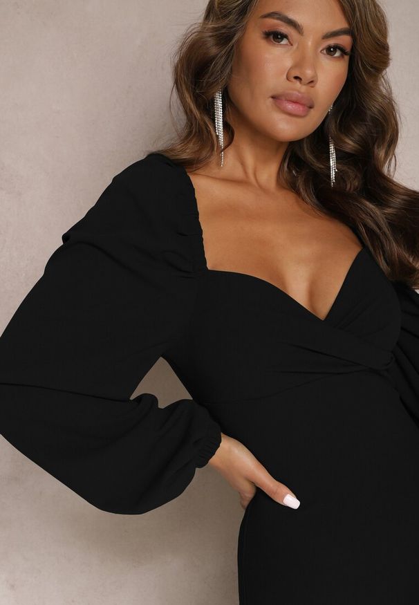 Renee - Czarna Kopertowa Sukienka Midi z Drapowaniem i Bufiastymi Rękawami Revie. Kolor: czarny. Wzór: aplikacja. Typ sukienki: kopertowe. Styl: elegancki. Długość: midi
