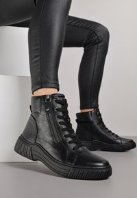Born2be - Czarne Sportowe Botki ze Sznurowaną Cholewką i Ozdobnym Suwakiem Ezilare. Kolor: czarny. Materiał: dzianina, futro, jeans. Szerokość cholewki: normalna. Styl: sportowy #6
