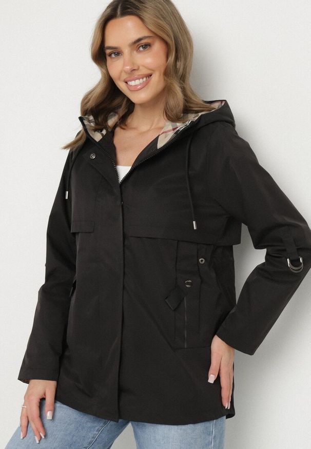 Born2be - Czarna Kurtka Parka z Kapturem i Kieszeniami z Możliwością Ściągnięcia w Talii Kailisse. Okazja: na co dzień. Typ kołnierza: kaptur. Kolor: czarny. Materiał: jeans. Styl: casual, klasyczny
