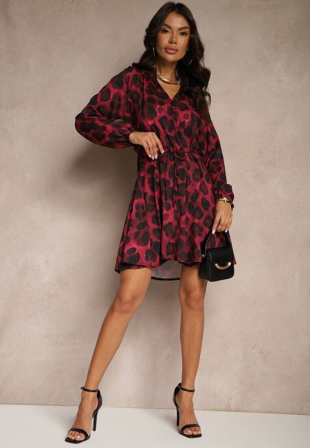 Renee - Bordowa Sukienka w Panterkowy Print o Rozkloszowanym Kroju z Wiązaniem w Talii Ameriana. Okazja: na co dzień, na imprezę. Kolor: czerwony. Wzór: nadruk. Sezon: lato. Typ sukienki: proste, rozkloszowane. Styl: casual, elegancki