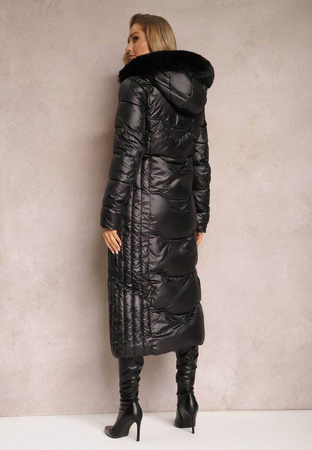 Renee - Czarna Kurtka Płaszcz z Ozdobnym Pikowaniem z Kapturem z Futerkiem i Marszczeniami Larian. Okazja: na co dzień. Typ kołnierza: kaptur. Kolor: czarny. Materiał: futro. Styl: casual, elegancki