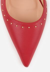 Born2be - Czerwone Sandały na Szpilce z Odkrytą Piętą Zdobione Nitami Sewlora. Okazja: na co dzień, na spotkanie biznesowe, do pracy. Zapięcie: bez zapięcia. Kolor: czerwony. Materiał: jeans. Wzór: aplikacja. Obcas: na szpilce. Styl: casual, biznesowy, klasyczny #2