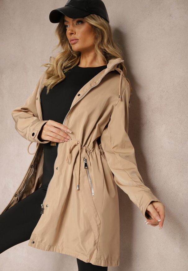 Renee - Beżowa Kurtka Parka Ściągana w Talii Troczkiem z Odpinanym Kapturem Fessiania. Okazja: na co dzień, na spotkanie biznesowe. Kolor: beżowy. Materiał: jeans. Styl: elegancki, biznesowy, casual