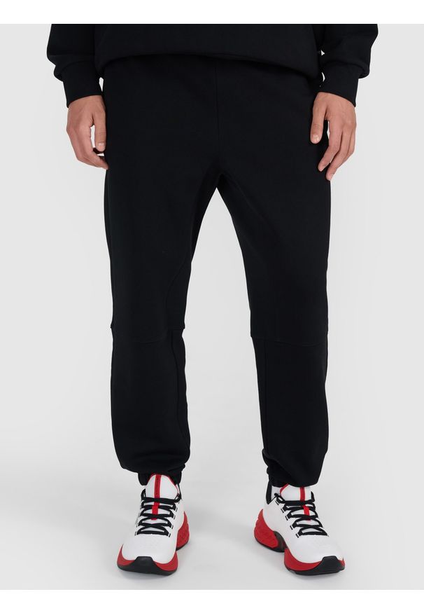 4f - 4F Spodnie dresowe joggery męskie - czarne M. Kolor: czarny. Materiał: dresówka. Wzór: gładki, ze splotem