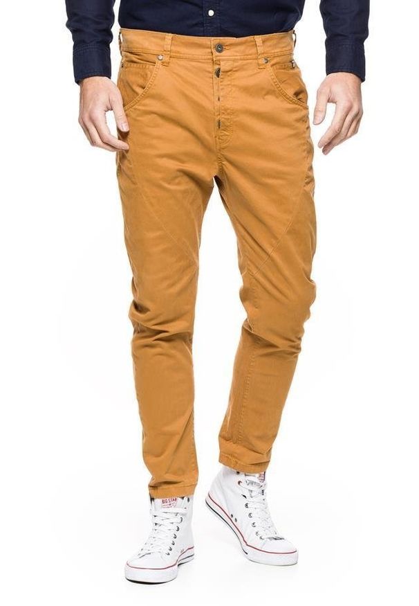 Tom Tailor - TOM TAILOR SPODNIE MĘSKIE ANTI FIT STRETCH TWILL PANTS HONEY. Kolor: brązowy. Materiał: materiał. Długość: do kostek. Styl: elegancki