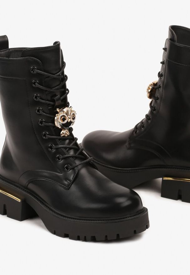 Renee - Czarne Botki Traperki z Metalicznym Akcentem przy Podeszwie i Detalem z Cyrkoniami Vaitha. Okazja: na co dzień. Kolor: czarny. Materiał: jeans, wełna. Styl: wizytowy, klasyczny, casual