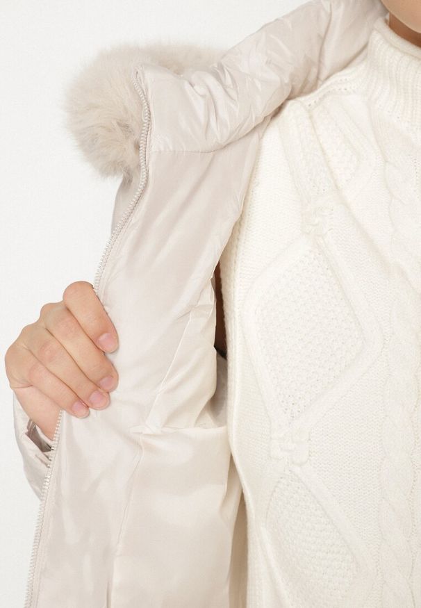 Born2be - Jasnoszara Pikowana Kurtka z Kapturem z Futerkiem Tevea. Okazja: na spacer, do pracy, na spotkanie biznesowe. Typ kołnierza: kaptur. Kolekcja: plus size. Kolor: szary. Materiał: futro. Styl: elegancki, klasyczny, biznesowy