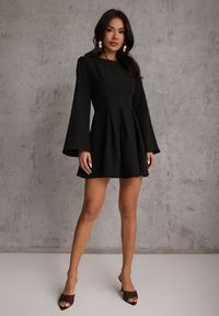 Renee - Czarna Rozkloszowana Sukienka VICES z Rozszerzanymi Rękawami Natileza. Okazja: na randkę, na imprezę. Kolor: czarny #7