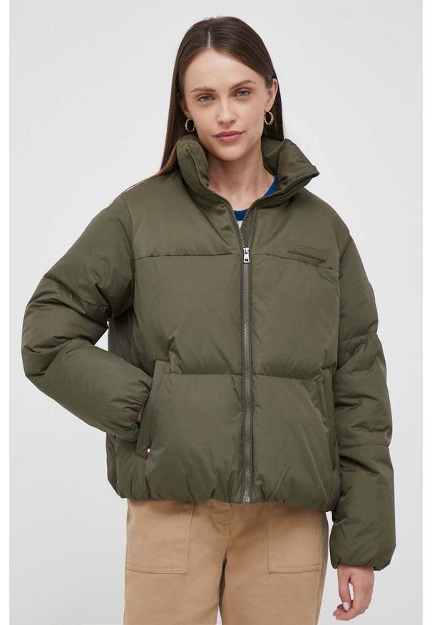 TOMMY HILFIGER - Tommy Hilfiger kurtka damska kolor zielony zimowa. Kolor: zielony. Materiał: syntetyk, poliester. Sezon: zima