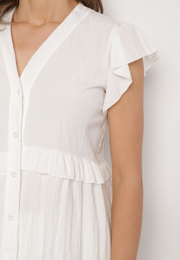 Born2be - Biała Koszula z Wiskozą z Falbankami i Dekoltem w Kształcie Litery V Alivienne. Okazja: na co dzień. Typ kołnierza: kołnierz z falbankami, dekolt w kształcie V. Kolor: biały. Materiał: wiskoza. Długość rękawa: krótki rękaw. Długość: krótkie. Styl: casual