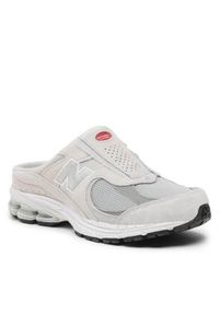 Klapki męskie New Balance M2002RMA. Zapięcie: bez zapięcia. Kolor: szary. Materiał: skóra, syntetyk, materiał. Szerokość cholewki: normalna. Sport: turystyka piesza #1