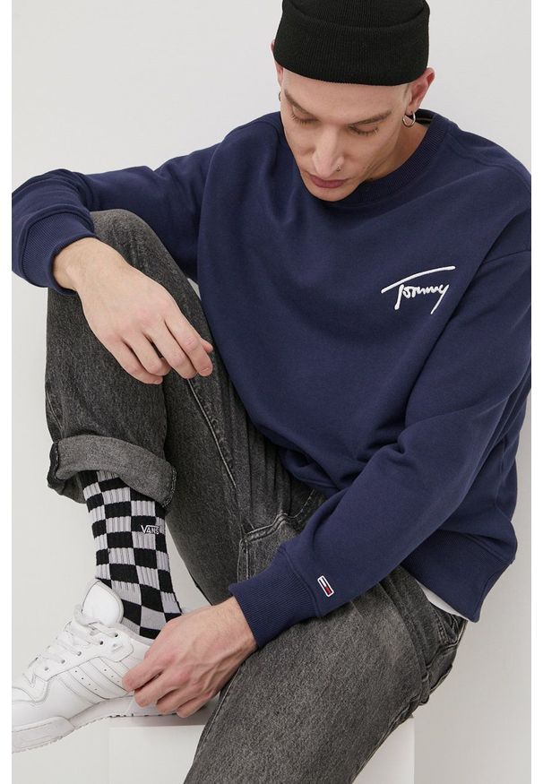 Tommy Jeans Bluza męska kolor granatowy gładka. Okazja: na co dzień. Kolor: niebieski. Materiał: włókno, dzianina, materiał. Wzór: gładki. Styl: casual
