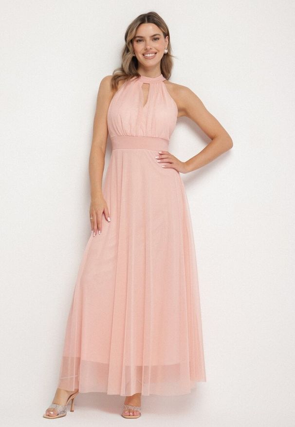 Born2be - Różowa Wieczorowa Sukienka ze Stójką Wiązana w Talii Ozdobiona Siateczką Nestasoni. Okazja: na imprezę. Typ kołnierza: kołnierzyk stójkowy. Kolor: różowy. Materiał: satyna. Długość rękawa: bez rękawów. Wzór: aplikacja. Styl: wizytowy