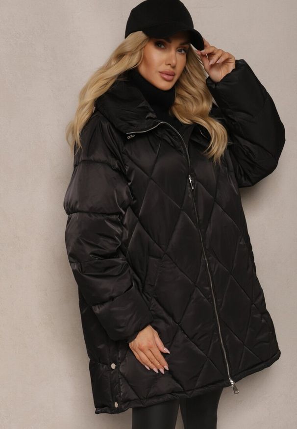 Renee - Czarna Kurtka Pikowana z Kapturem i Rozcięciami Zapinanymi na Napy Etarenea. Okazja: na co dzień. Typ kołnierza: kaptur. Kolekcja: plus size. Kolor: czarny. Długość: długie. Wzór: aplikacja. Materiał: jeans. Długość rękawa: długi rękaw. Styl: casual, elegancki