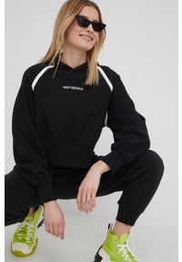 New Balance bluza bawełniana damska kolor czarny z kapturem z aplikacją. Typ kołnierza: kaptur. Kolor: czarny. Materiał: bawełna. Długość rękawa: raglanowy rękaw. Wzór: aplikacja