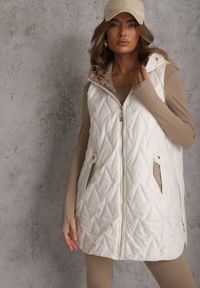 Renee - Biała Długa Kamizelka Pikowana z Nieodpinanym Kapturem Semaea. Kolor: biały. Materiał: prążkowany, jeans. Długość: długie. Styl: street #2