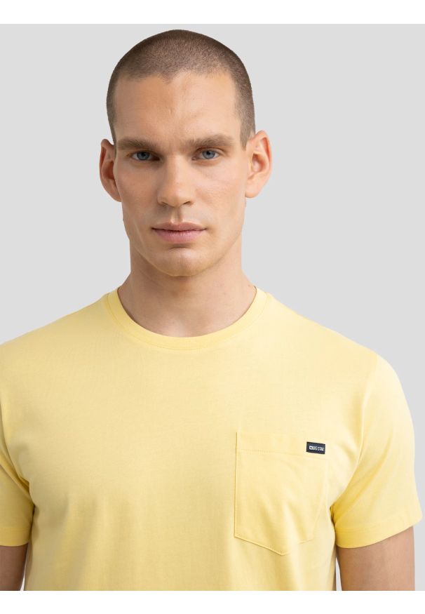 Big-Star - Koszulka męska z kieszonką żółta Carbon 200. Okazja: na plażę, na co dzień. Kolor: żółty. Materiał: jeans, bawełna. Wzór: aplikacja. Sezon: lato. Styl: wakacyjny, casual