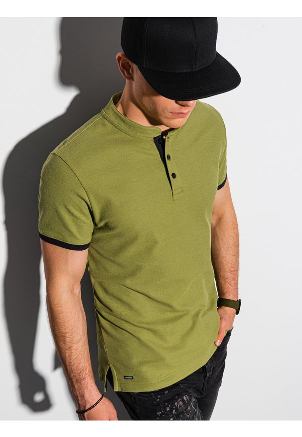 Ombre Clothing - T-shirt męski polo bez kołnierzyka - oliwkowy V6 S1381 - XL. Typ kołnierza: polo, bez kołnierzyka. Kolor: oliwkowy. Materiał: materiał, bawełna