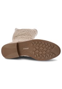 S.Barski - Kozaki damskie S. Barski, materiałowe z ażurową cholewką na płaskim obcasie i zapinane na zamek, beżowe, HY52-531. Okazja: na co dzień. Zapięcie: zamek. Kolor: beżowy. Szerokość cholewki: normalna. Wzór: ażurowy. Wysokość cholewki: przed kolano. Materiał: materiał. Sezon: zima, jesień. Obcas: na obcasie. Styl: casual, elegancki, boho. Wysokość obcasa: niski #5