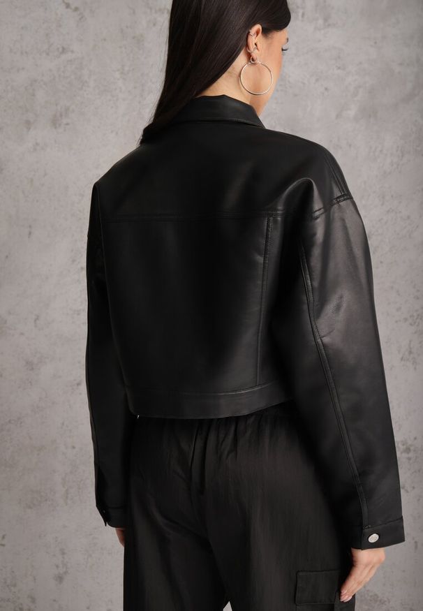 Renee - Czarna Kurtka Ramoneska Cropped o Fasonie Koszulowym Savarinda. Kolor: czarny. Materiał: poliester, koronka. Styl: rockowy