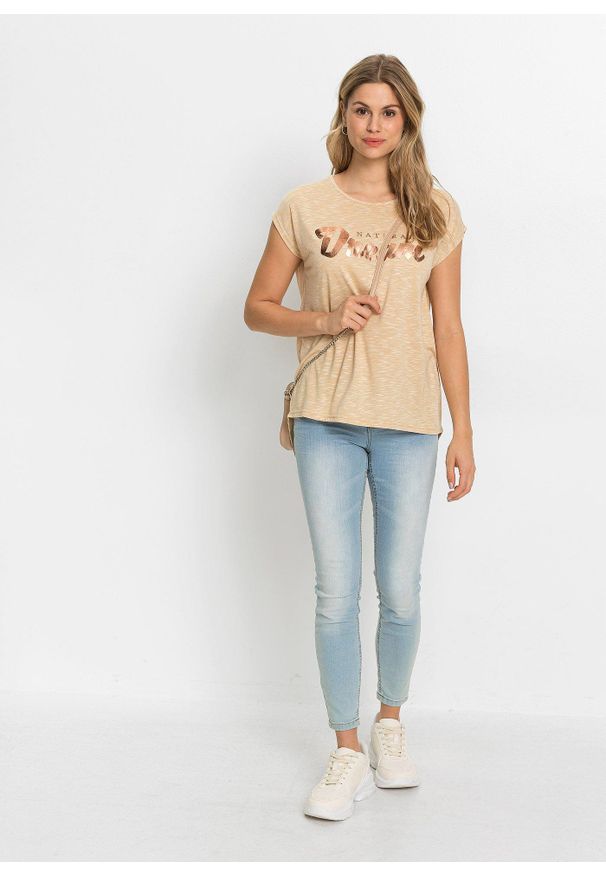 bonprix - Długi shirt z wypukłym napisem. Kolor: beżowy. Długość: długie. Wzór: napisy. Styl: elegancki