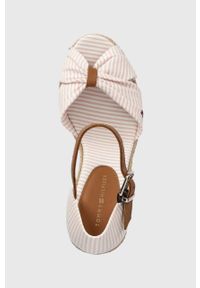 TOMMY HILFIGER - Tommy Hilfiger sandały BASIC SEERSUCKER HIGH WEDGE damskie kolor różowy na koturnie FW0FW07160. Zapięcie: klamry. Kolor: różowy. Materiał: guma. Obcas: na koturnie #4
