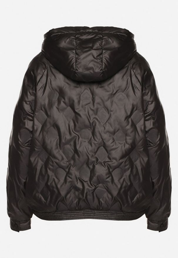 Born2be - Czarna Kurtka Pikowana w Stylu Cargo o Krótszym Fasonie z Kapturem Varedia. Okazja: na co dzień. Typ kołnierza: kaptur. Kolor: czarny. Materiał: jeans. Długość rękawa: długi rękaw. Długość: krótkie. Wzór: moro. Styl: casual, militarny, elegancki, klasyczny