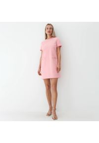 Mohito - Tweedowa sukienka mini z krótkimi rękawami - Różowy. Kolor: różowy. Długość rękawa: krótki rękaw. Długość: mini