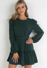 Born2be - Ciemnozielona Sukienka Pudełkowa z Falbanką Vinyo. Kolor: zielony. Materiał: tkanina. Wzór: gładki, jednolity. Styl: klasyczny. Długość: mini #4