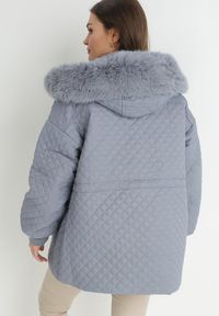 Born2be - Jasnoniebieska Kurtka z Futrzanym Kapturem i Drobnym Pikowaniem Esdrage. Kolor: niebieski. Materiał: futro. Wzór: jednolity. Sezon: jesień, wiosna #4