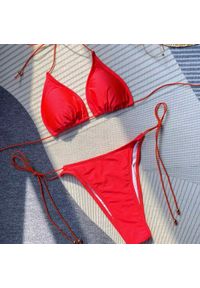 Intica - Bikini trójkątne z regulowanymi wiązaniami na plażę Dinny. Kolor: czerwony. Materiał: materiał