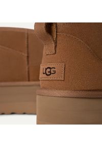 Ugg - Buty zimowe damskie brązowe UGG W CLASSIC ULTRA MINI PLATFORM. Okazja: na co dzień. Kolor: brązowy. Materiał: lyocell, poliester, skóra, materiał, zamsz, wełna. Szerokość cholewki: normalna. Wzór: aplikacja. Sezon: zima. Obcas: na platformie. Styl: klasyczny, casual #6