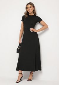 Born2be - Czarna Sukienka o Taliowanym Kroju z Krótkim Rękawem Liravise. Okazja: na co dzień. Kolor: czarny. Długość rękawa: krótki rękaw. Sezon: wiosna, lato. Typ sukienki: rozkloszowane. Styl: klasyczny, casual, elegancki #5