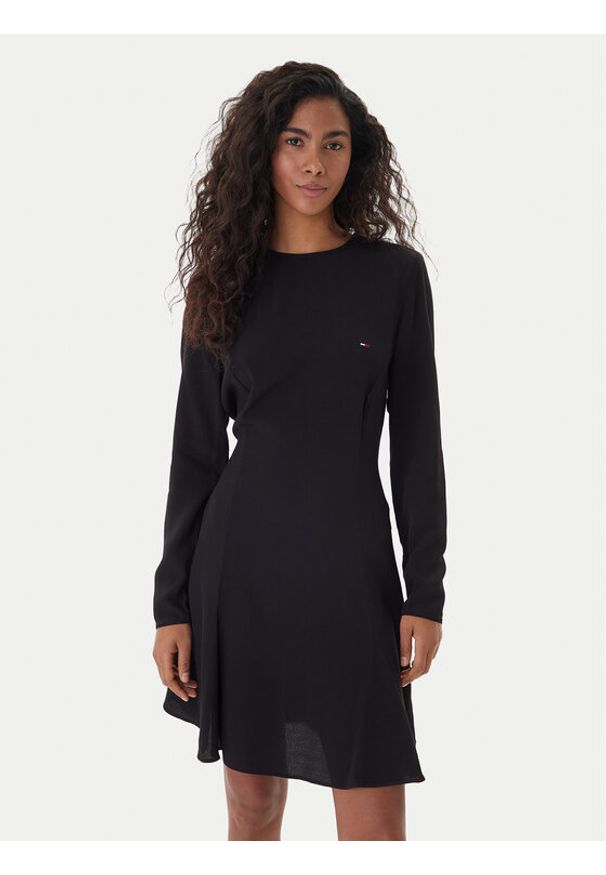 Tommy Jeans Sukienka codzienna DW0DW21916 Czarny Regular Fit. Okazja: na co dzień. Kolor: czarny. Materiał: wiskoza. Typ sukienki: proste. Styl: casual